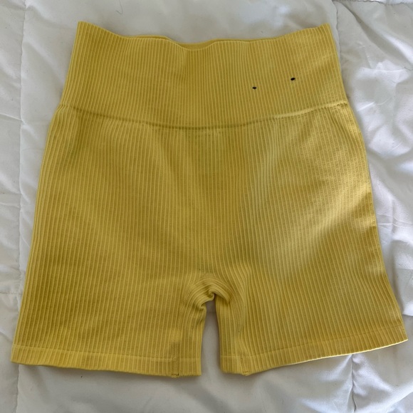 SUPER CUTE!!! Amazing shorts for working out, worn 4 times, perfect on body fit! - Picture 3 of 4